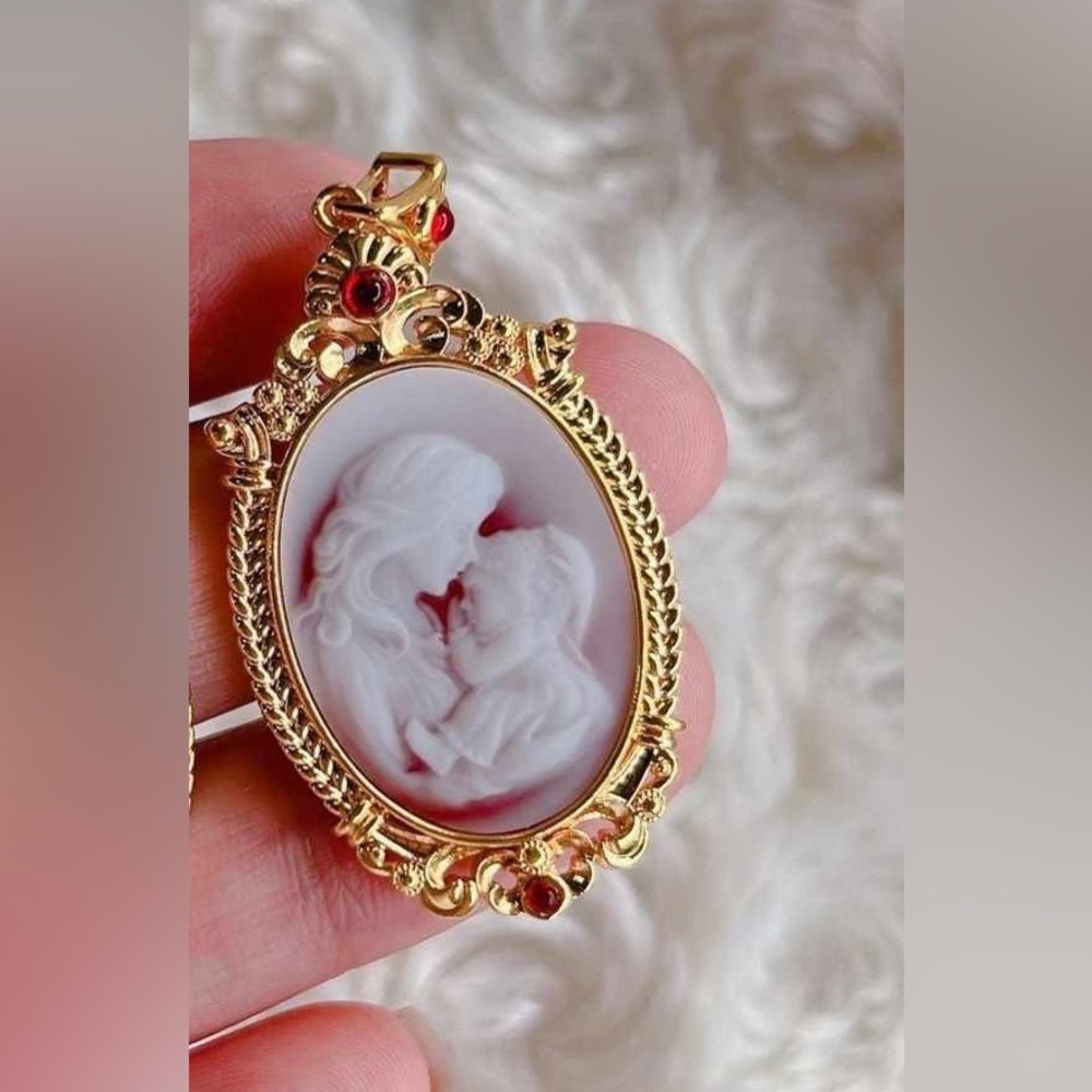 Cameo 18k gold frame